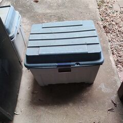 灯油缶2つと収納ボックス　手動ポンプもの画像