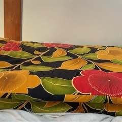 ☺️ 敷布団　Ｓ118✖️長193✖️h 2cm   黒に赤と朱色の花柄の画像