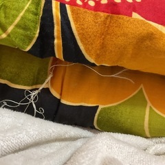 ☺️ 敷布団　Ｓ118✖️長193✖️h 2cm   黒に赤と朱色の花柄の画像