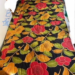 ☺️ 敷布団　Ｓ118✖️長193✖️h 2cm   黒に赤と朱色の花柄の画像