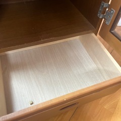 木とガラス製の収納の画像