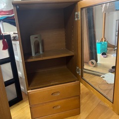 木とガラス製の収納の画像