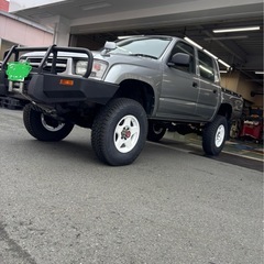 ハイラックス　ピックアップトラック　低走行　ランドクルーザー
