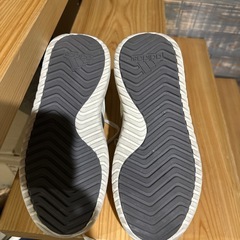 adidas 24.0厚底シューズの画像