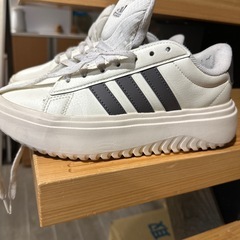adidas 24.0厚底シューズの画像
