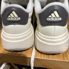adidas 24.0厚底シューズの画像