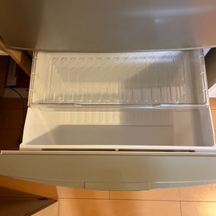 【11/15.16引取り限定】冷蔵庫2006年製の画像
