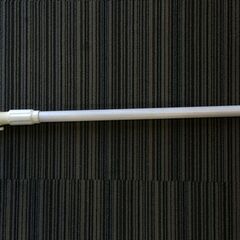 ○突っ張り棒 洗濯干し ハンガー掛け 長さ122-77㎝  生活雑貨 衣類収納 中古品(NF251029)Zi-2309の画像