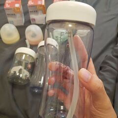 ピジョンの哺乳瓶3本＋乳首サイズいろいろセットの画像