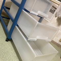 三段コロ付き衣装ケースの画像