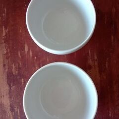 丸っぽいのがかわいらしい白い器の画像