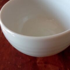 丸っぽいのがかわいらしい白い器の画像