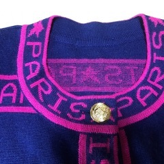 金色釦が可愛いカーディガンの画像