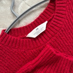赤いニットの画像