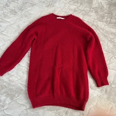 赤いニットの画像