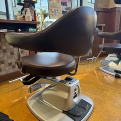 サロン専用スタイリングチェアーの画像