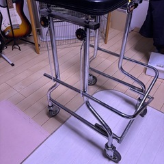 介護　高齢者用　歩行器の画像