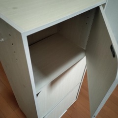 ドア付き収納ボックス｜本棚の画像