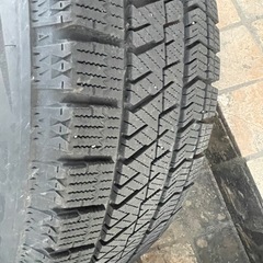 今月締め切り　掲載終了　ライズ　RIZE ロッキー　早い者勝ち　195/65R16 スタッドレスタイヤ　BRIDGESTONE　VRX2　ブリヂストン製16インチアルミホイール４本セット　ホイール美品　ライズ、ロッキー　　4穴　の画像