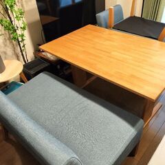 ダイニングテーブル、ソファセットの画像