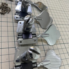 Squier Standard series Jazz Bassペグ・ヘッド部品の画像