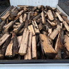 すぐ使える広葉樹ミックス2年乾燥薪あおり高さくらいの量1台価格の画像