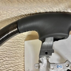 200系ハイエース8型 ダークプライム純正ウッドレザーコンビステアリングの画像