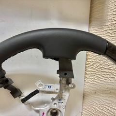 200系ハイエース8型 ダークプライム純正ウッドレザーコンビステアリングの画像