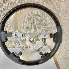 200系ハイエース8型 ダークプライム純正ウッドレザーコンビステアリングの画像