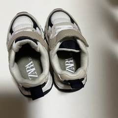 ZARA ベビーシューズ　キッズスニーカー　13.5
の画像