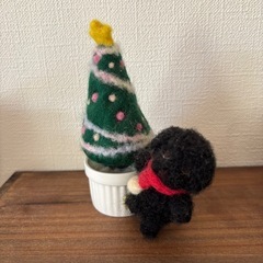 羊毛フェルト　トイプードル（ブラック）　クリスマスツリーの画像