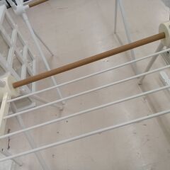 リユースのサカイ栃木店★ジモティ割あり★  物干しラック ホワイト×ベージュ W78×D66×H131.5 クリーニング済み TC11362の画像