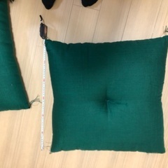 刺繍入り座布団とクッションの画像