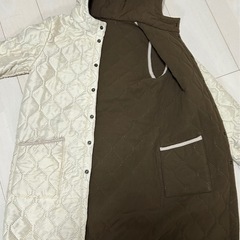 ARMEN ホワイト キルティングコート　フード付きの画像