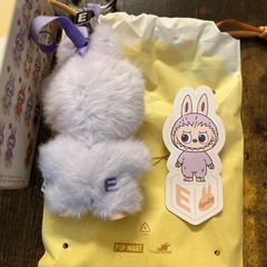 イニシャルラブブ　E ぬいぐるみペンダントの画像