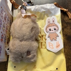 イニシャルラブブ　B ぬいぐるみペンダントの画像