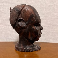 木彫りの像の画像