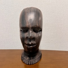 木彫りの像の画像