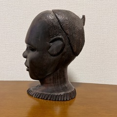 木彫りの像の画像