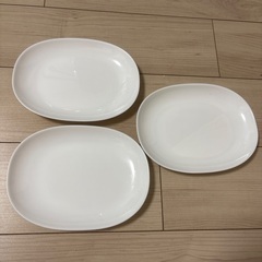 白い皿3枚の画像