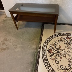 小さいなテーブルの画像