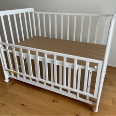 株式会社ヤトミ製 ベビーベッド（棚板付き）の画像