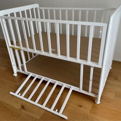 株式会社ヤトミ製 ベビーベッド（棚板付き）の画像