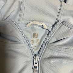 130cm ユニクロ　パーカー　水色の画像