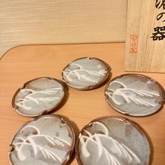 【未使用品‼️】美濃の器 陶器の皿 白い羽の模様 の画像