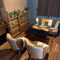 ソファ2人掛け、1人掛け二つ、ローテーブルの画像