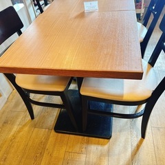 飲食店用のテーブルと椅子のセットの画像