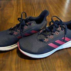 adidasスニーカーの画像