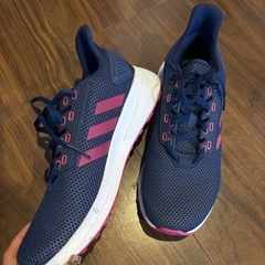 adidasスニーカーの画像