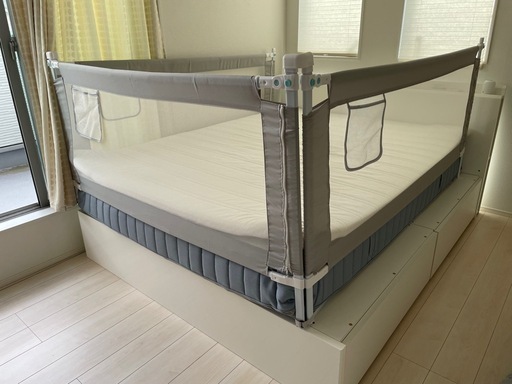 クイーンサイズベッド　ベビーゲート付き